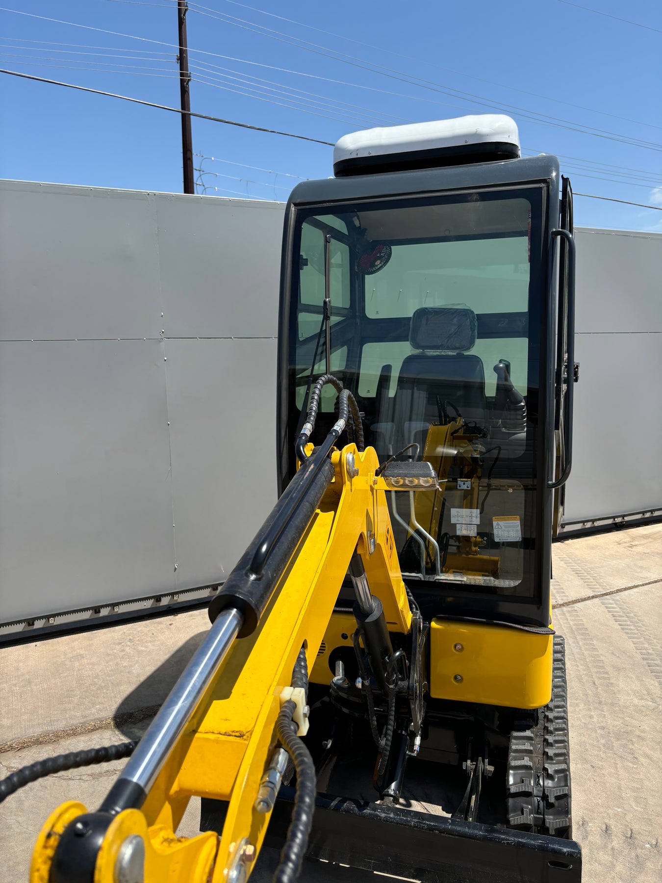 New 1.5 Ton Diesel Fully Enclosed Mini Excavator with A/C – Escous
